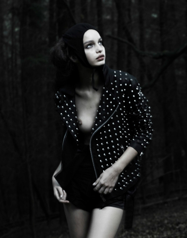 [Image: 2FLuma-Grothe-Topless-Naked-Nude.jpg]