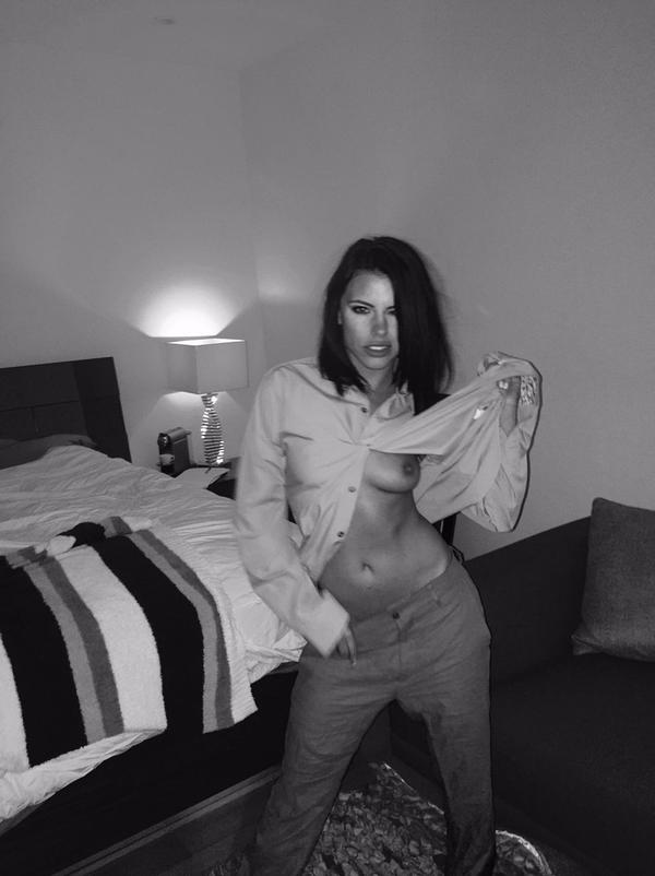 [Image: Adriana-Chechik-topless-naked-nude_12.jpg]