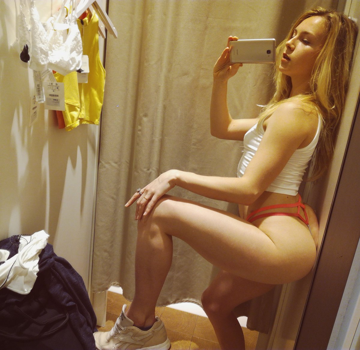 [Image: Alecia-Fox-topless-naked-nude_1.jpg]
