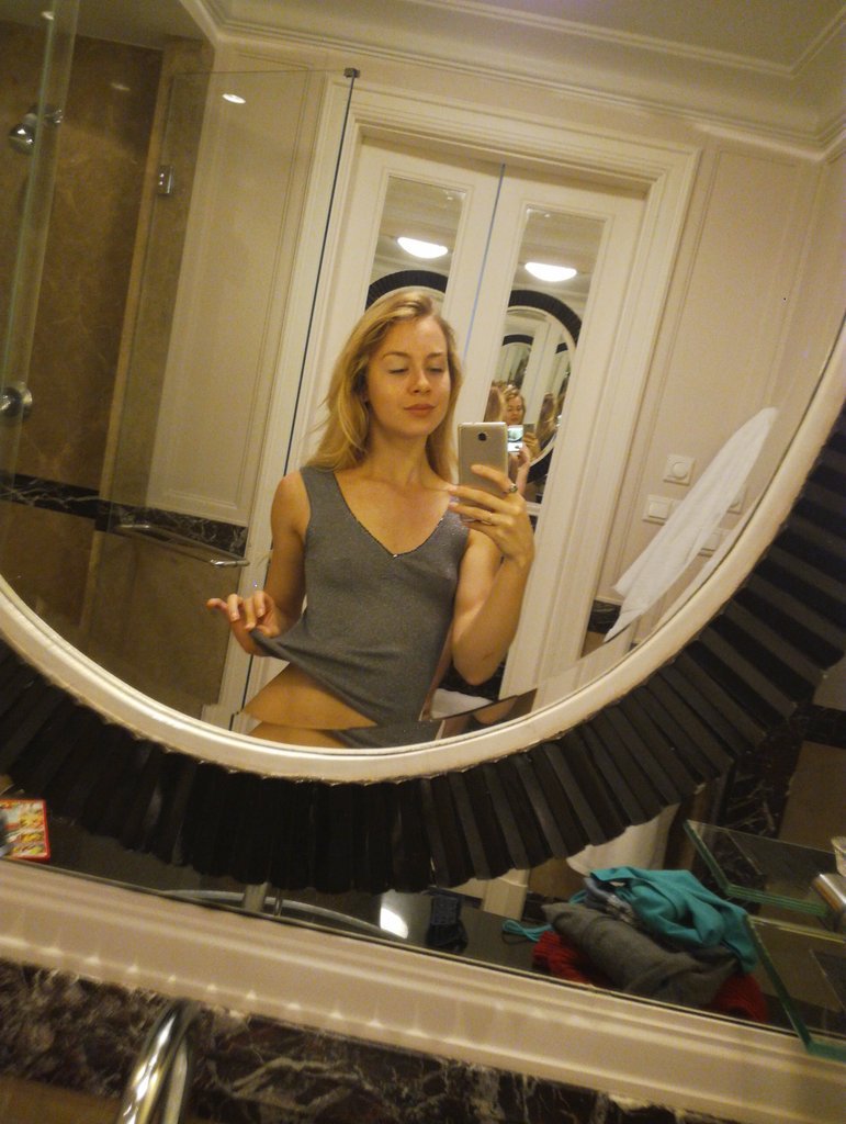 [Image: Alecia-Fox-topless-naked-nude_11.jpg]