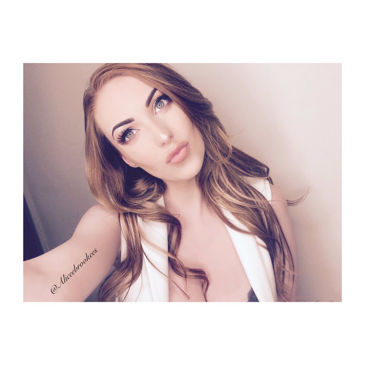 [Image: AliceeBrookees_31.jpg]