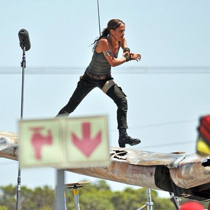 [Image: Alicia-Vikander-Lara-Croft.jpg]