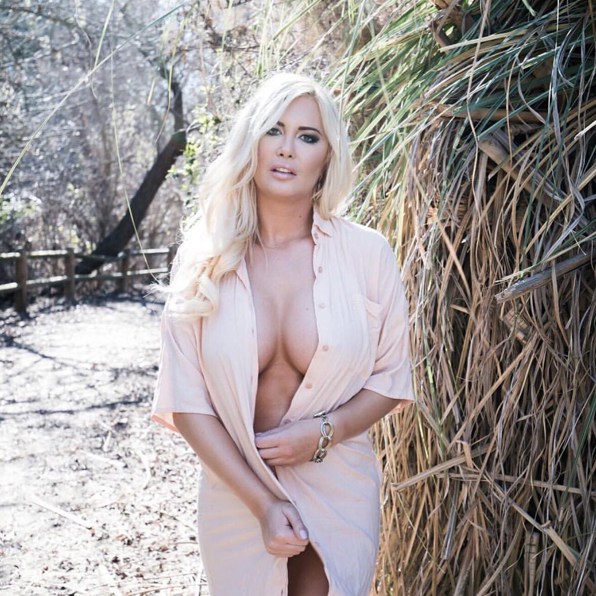 [Image: Alysson-Holt-topless-naked-nude_18.jpg]