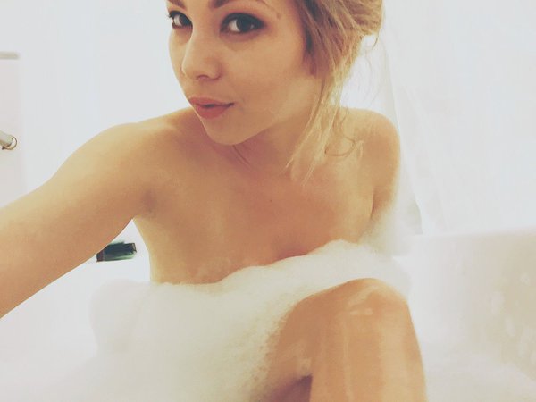 [Image: Angel-Smalls-topless-naked-nude_11.jpg]