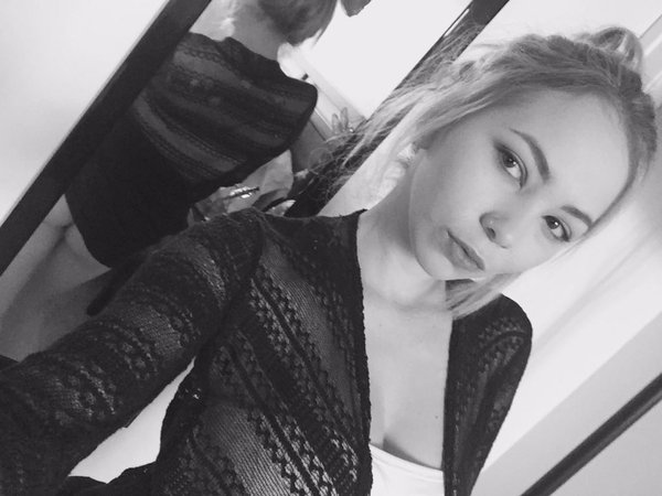 [Image: Angel-Smalls-topless-naked-nude_15.jpg]