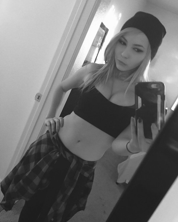 [Image: Angel-Smalls-topless-naked-nude_18.jpg]