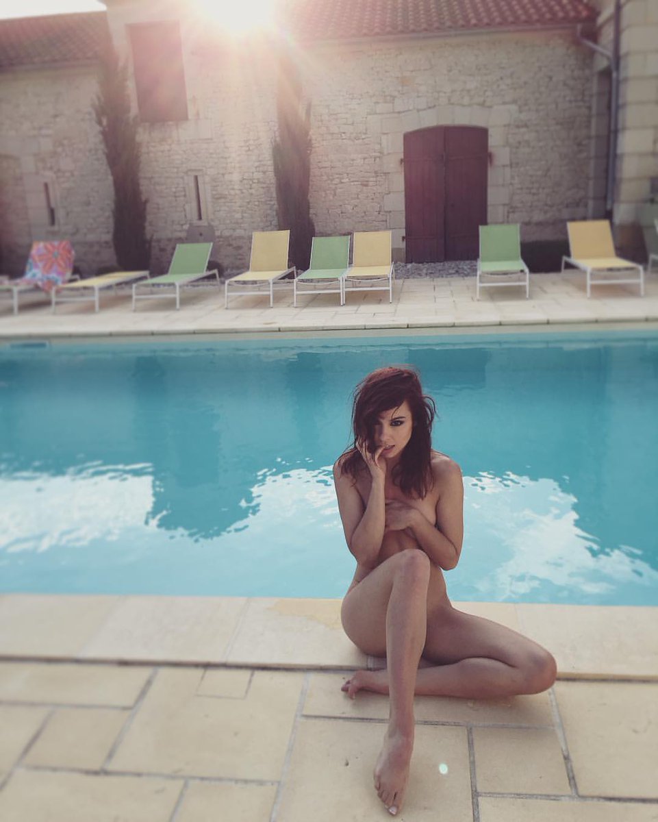 [Image: Ariel-Rebel-topless-naked-nude_13.jpg]