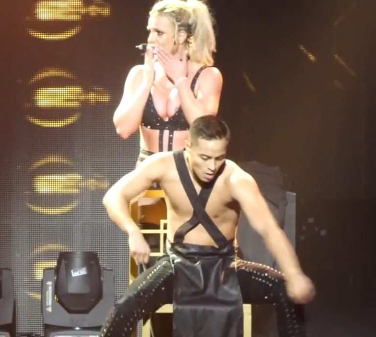 [Image: Britney-Spears-nipslip_2.jpg]
