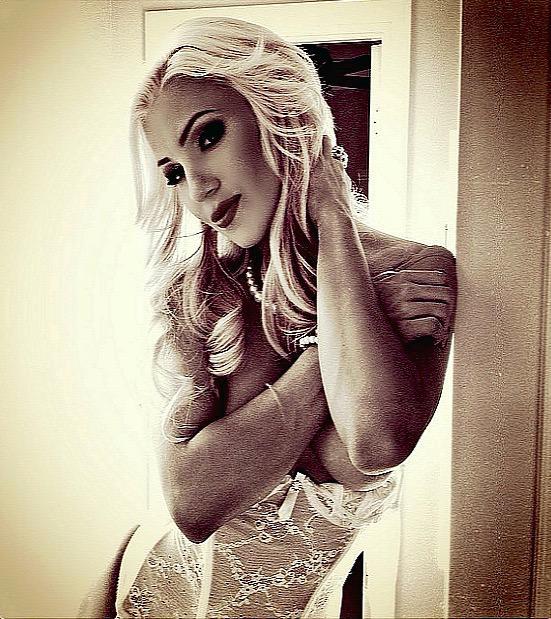 [Image: Cameron-Dee-naked-selfie_12.jpg]