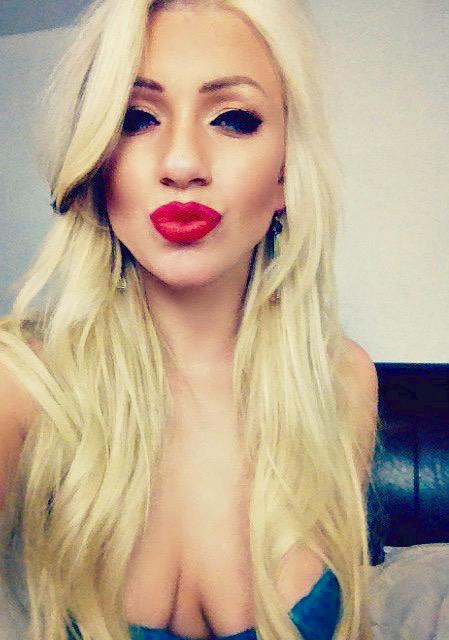 [Image: Cameron-Dee-naked-selfie_9.jpg]