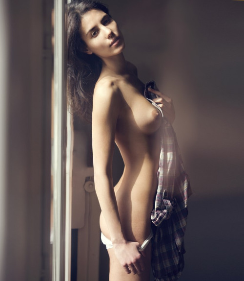 [Image: Elisa-Meliani-topless-naked-nude_6.jpg]