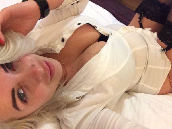 [Image: Elizzabeth-James-naked-selfie_21.jpg]