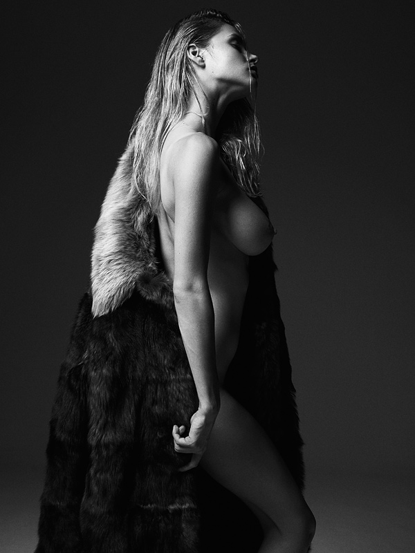 [Image: Elle-Brittain-topless-naked-nude_4.jpg]
