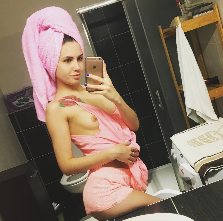 [Image: Elle-Rose-topless-naked-nude_1.jpg]