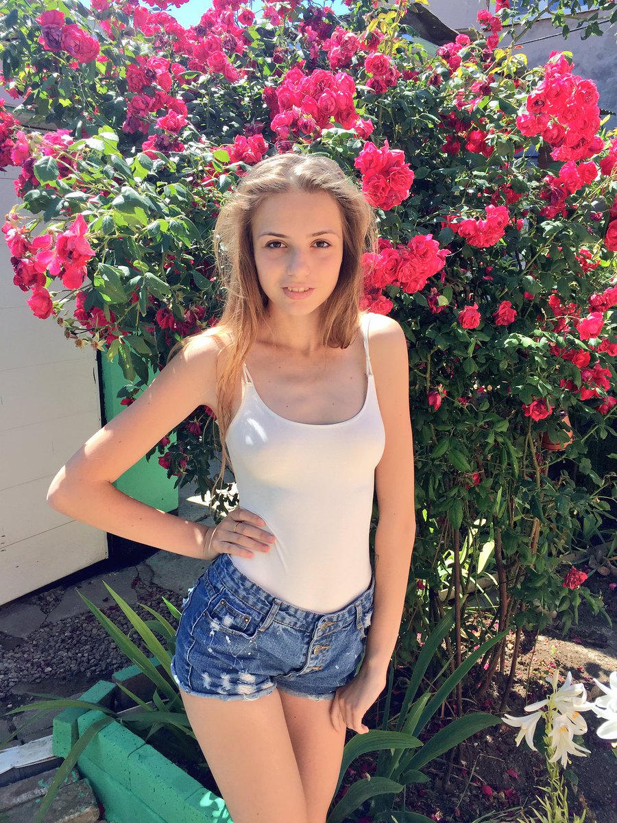 [Image: Elle-Tan-topless-naked-nude_10.jpg]