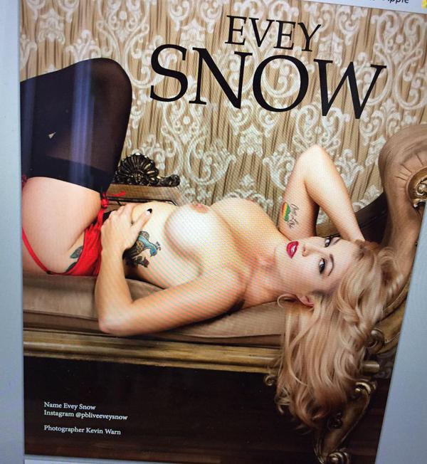 [Image: Evey-Snow-naked-selfie_14.jpg]