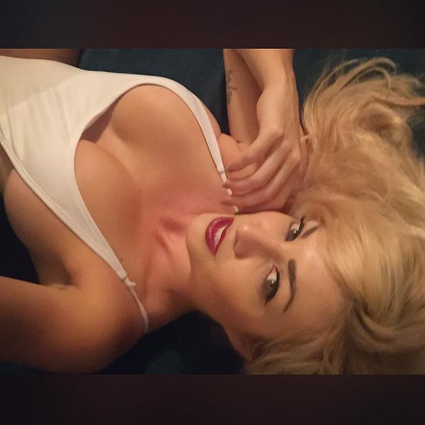 [Image: Evey-Snow-naked-selfie_15.jpg]