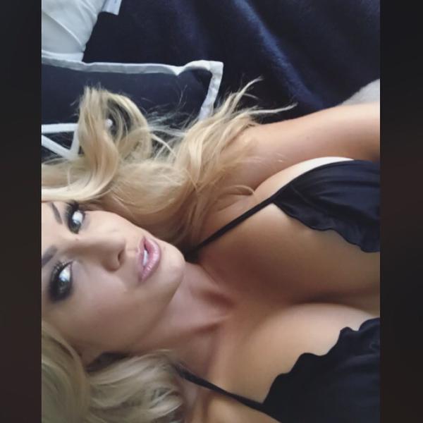 [Image: Evey-Snow-naked-selfie_21.jpg]