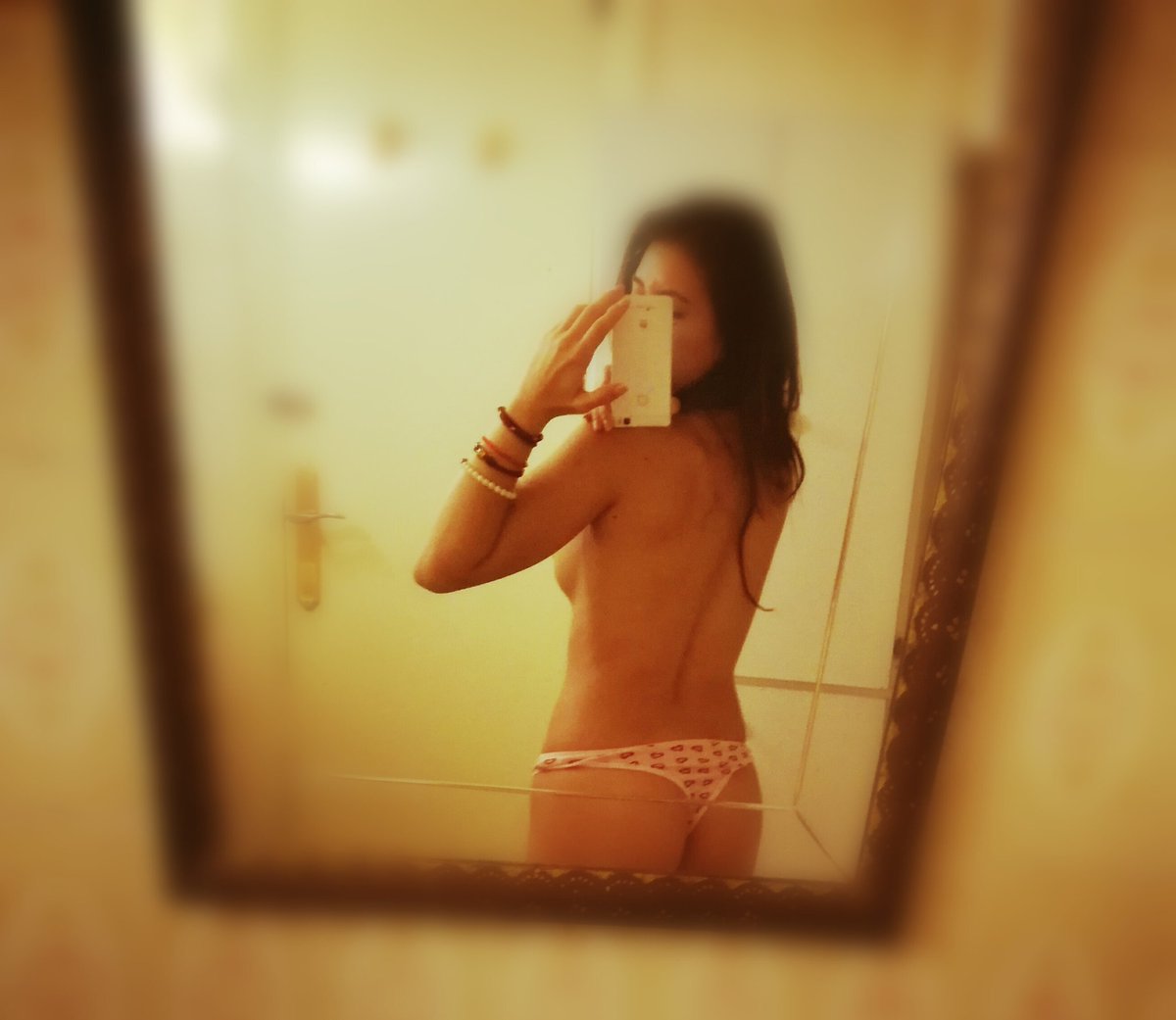 [Image: Frida-Sante-topless-naked-nude_5.jpg]