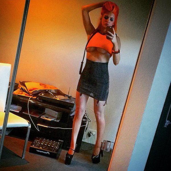 [Image: Gabi-Grecko-topless-naked-nude_46.jpg]