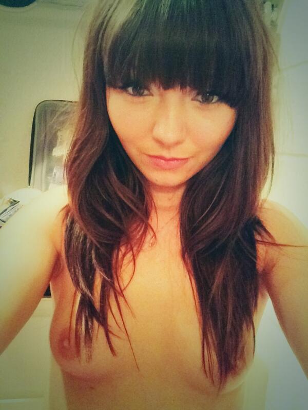 [Image: Helen-Gibson-sexy-selfie_2.jpg]