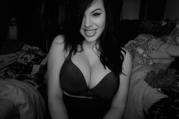 [Image: Kate-V-naked-selfie_14.jpg]