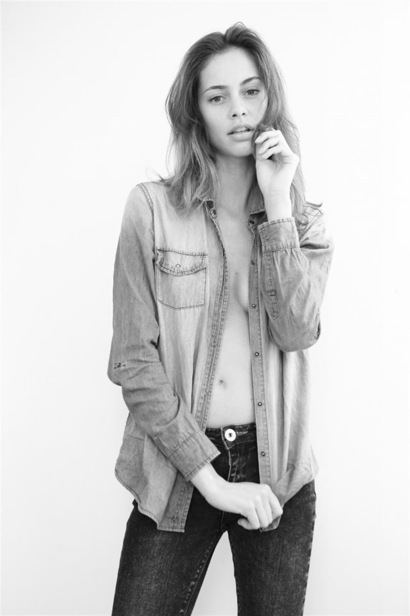 [Image: Kelly-Spronk-topless-naked-nude_5.jpg]