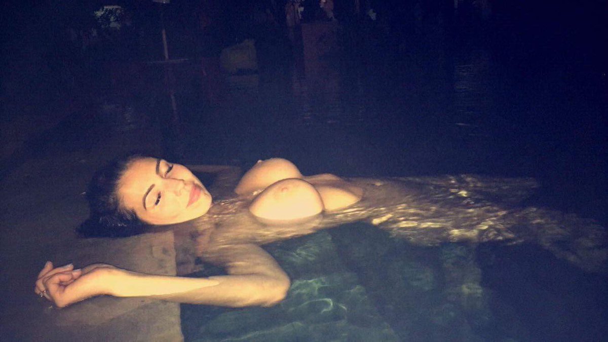 [Image: Lola-Banks-topless-naked-nude_7.jpg]