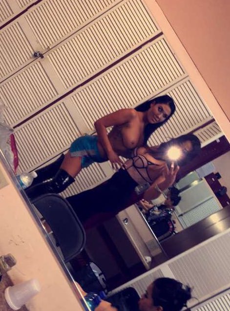 [Image: London-Keyes-topless-naked-nude_6.jpg]