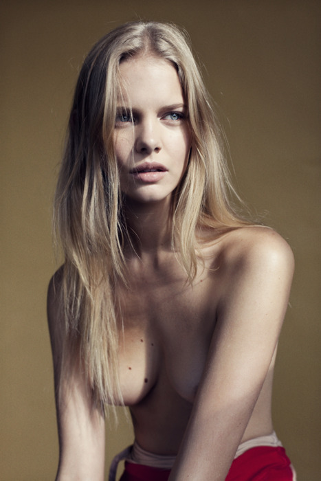 [Image: Marloes-Horst-topless-naked-nude_1.jpg]