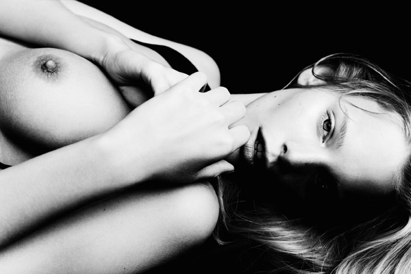 [Image: Marloes-Horst-topless-naked-nude_2.jpg]