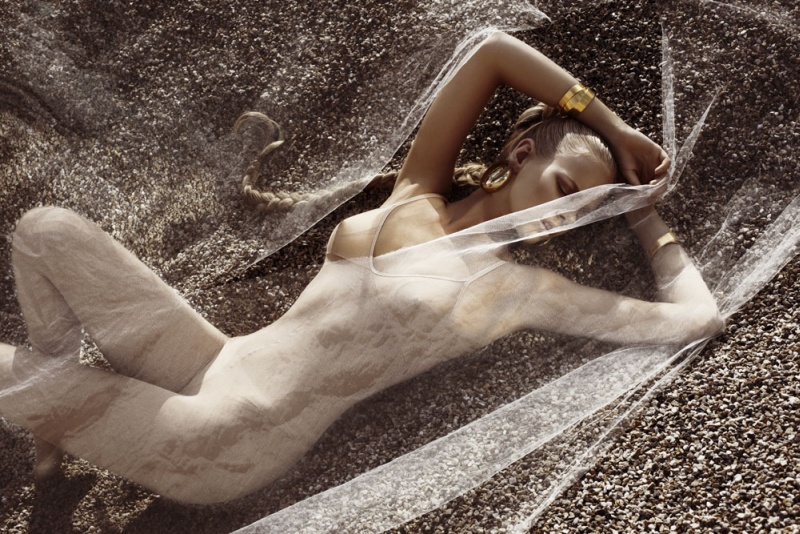 [Image: Marloes-Horst-topless-naked-nude_7.jpg]