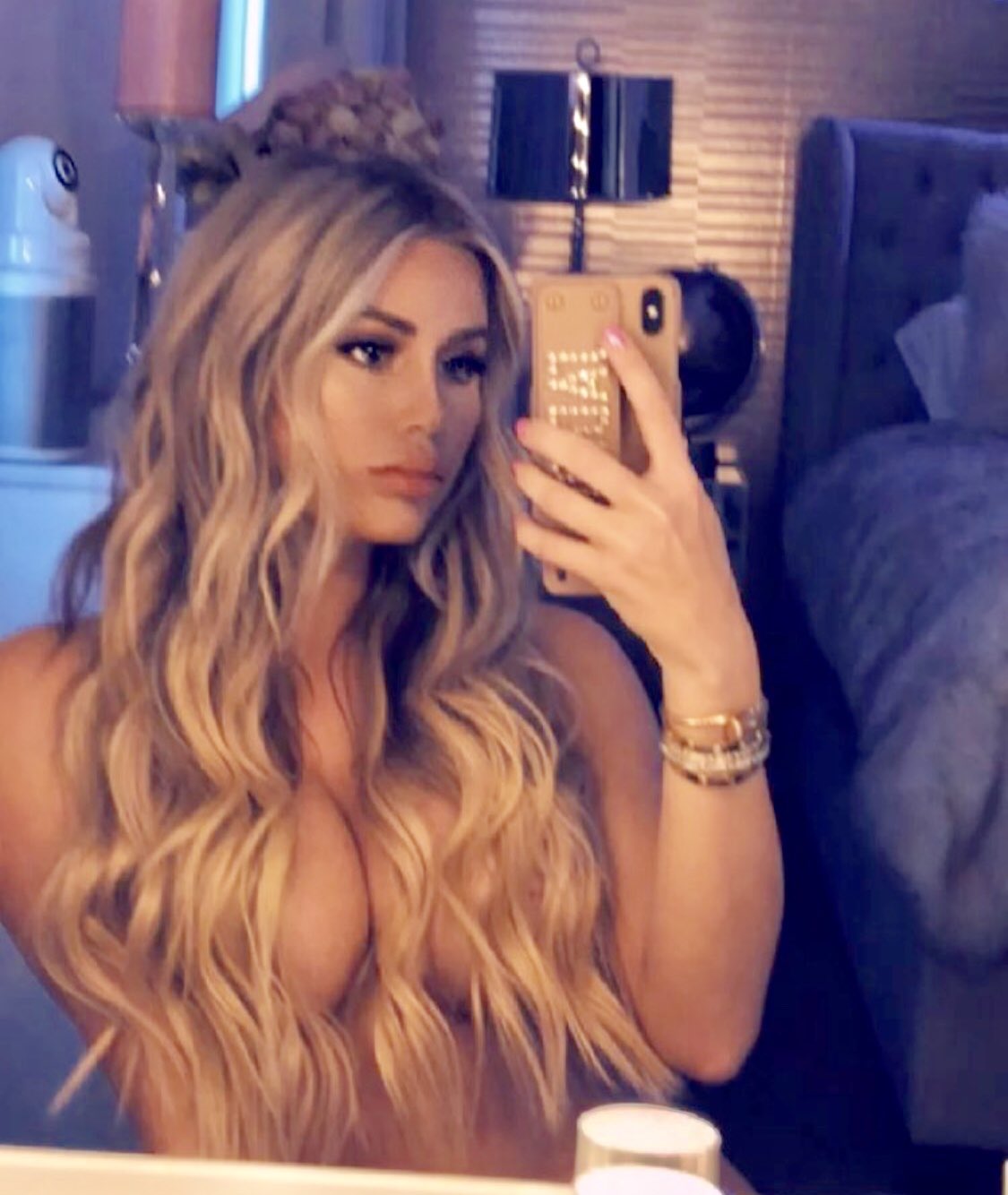 [Image: MiSSLHOMMEDiEU.jpeg]