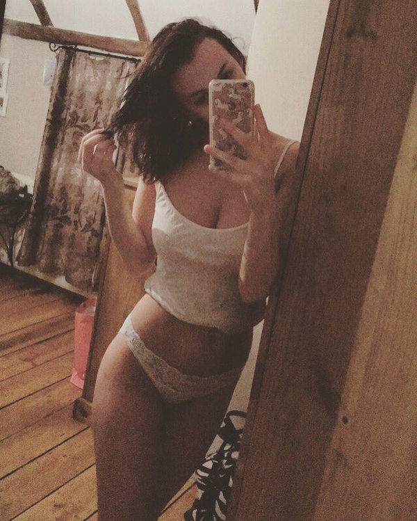 [Image: Michelle-Defeo-topless-naked-nude_5.jpg]