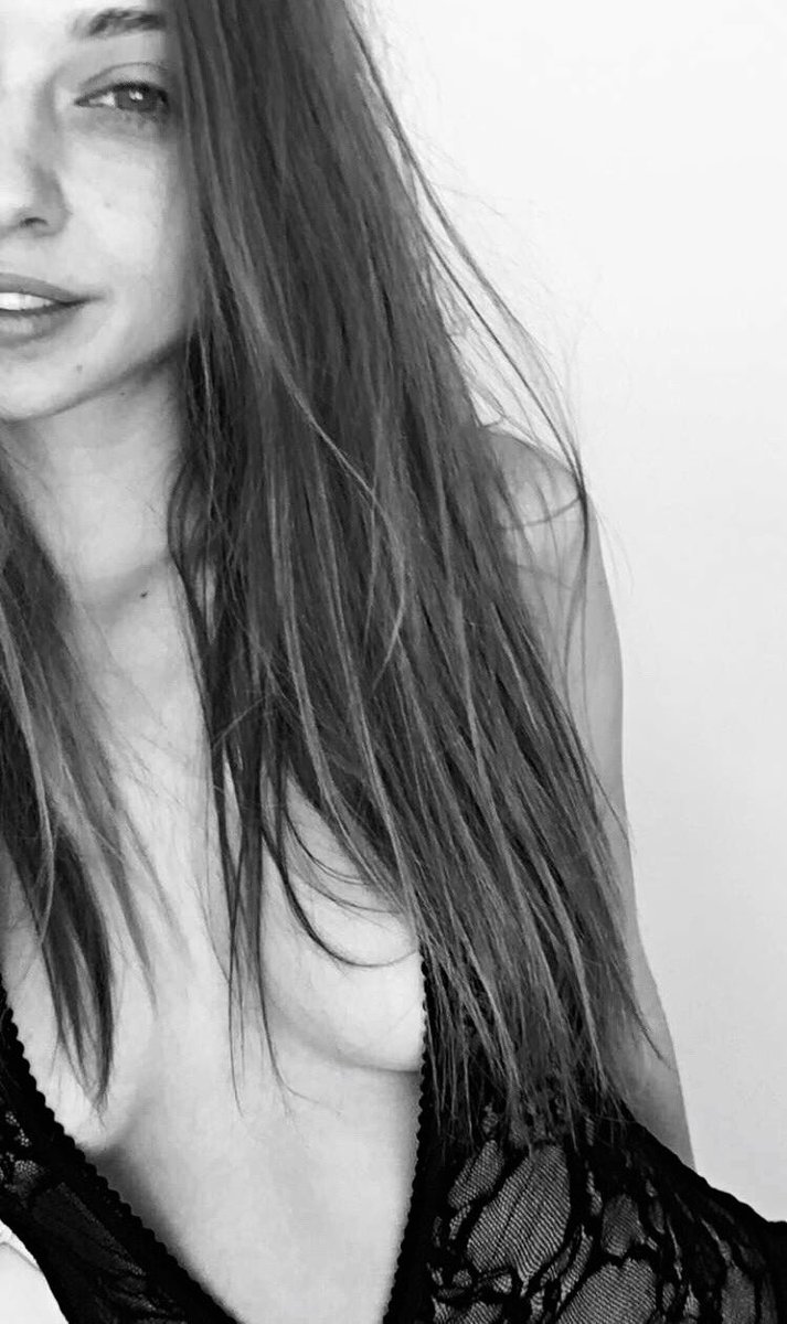 [Image: Molly-Bennett-topless-naked-nude_17.jpg]