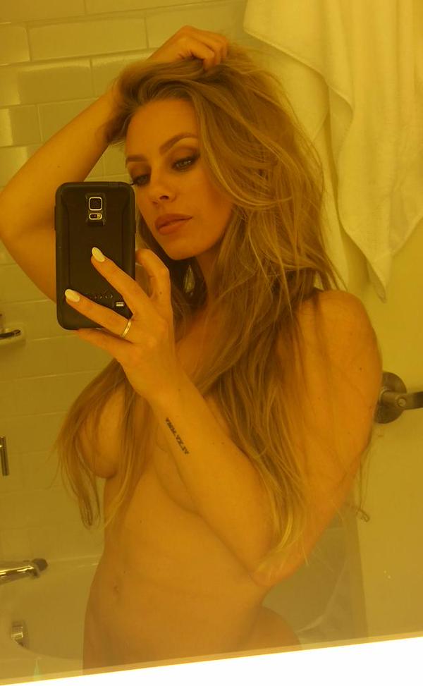 [Image: Nicole-Aniston-topless-naked-nude_3.jpg]