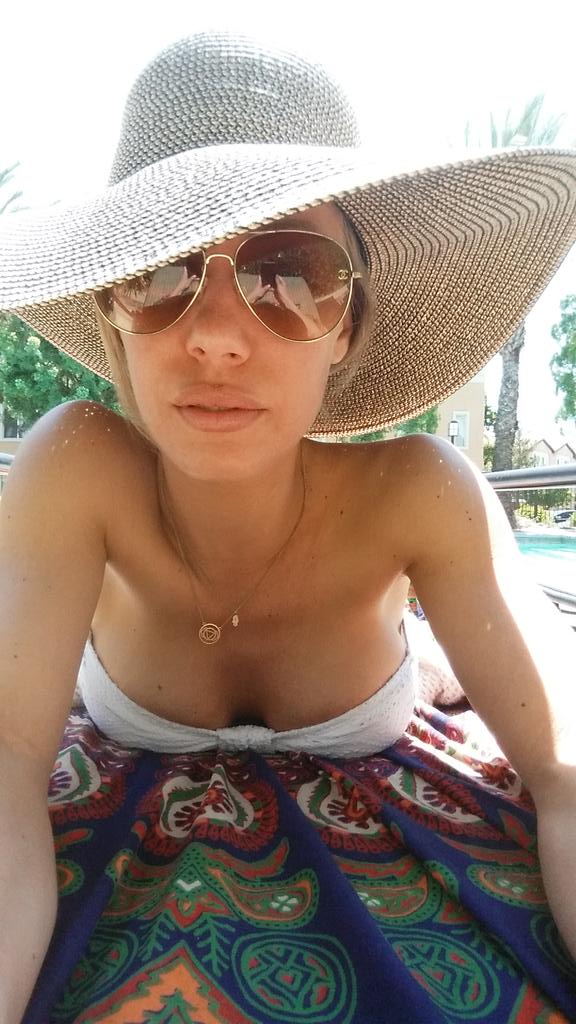 [Image: Nicole-Aniston-topless-naked-nude_7.jpg]