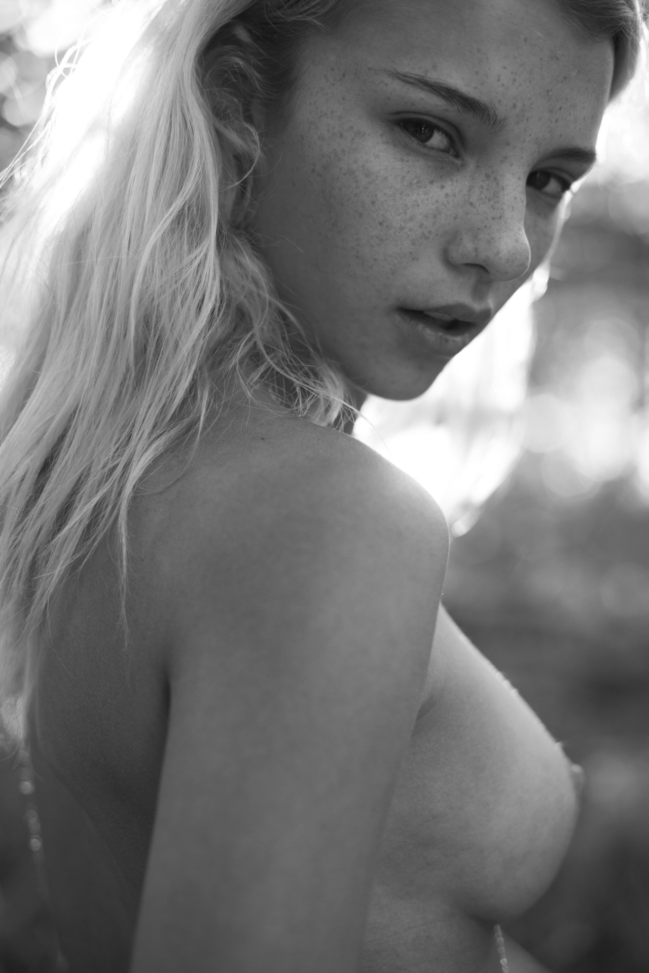 [Image: Rachel-Yampolsky-topless-naked-nude_14.jpg]