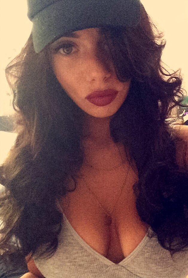 [Image: Roxy-Drummond-topless-naked-nude_19.jpg]