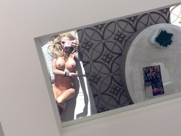 [Image: Sarah-Jessie-naked-selfie.jpg]