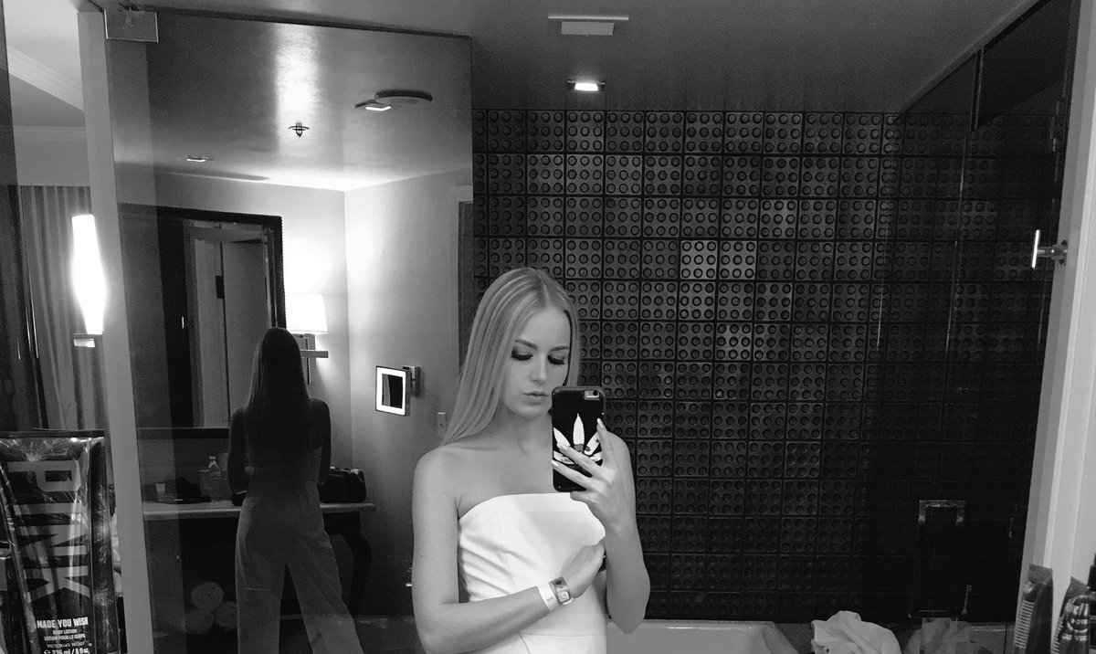 [Image: Scarlett-Sage-topless-naked-nude_14.jpg]