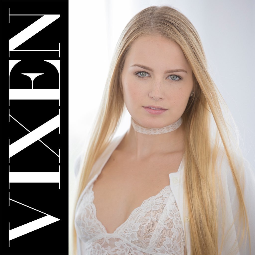 [Image: Scarlett-Sage-topless-naked-nude_15.jpg]