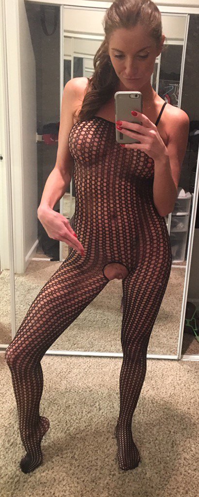 [Image: Silvia-Saige-topless-naked-nude_17.jpg]