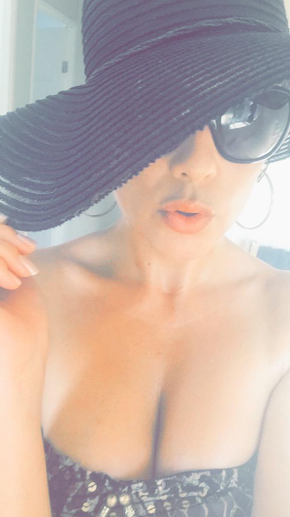 [Image: Siobhan-Jones-topless-naked-nude_20.jpg]