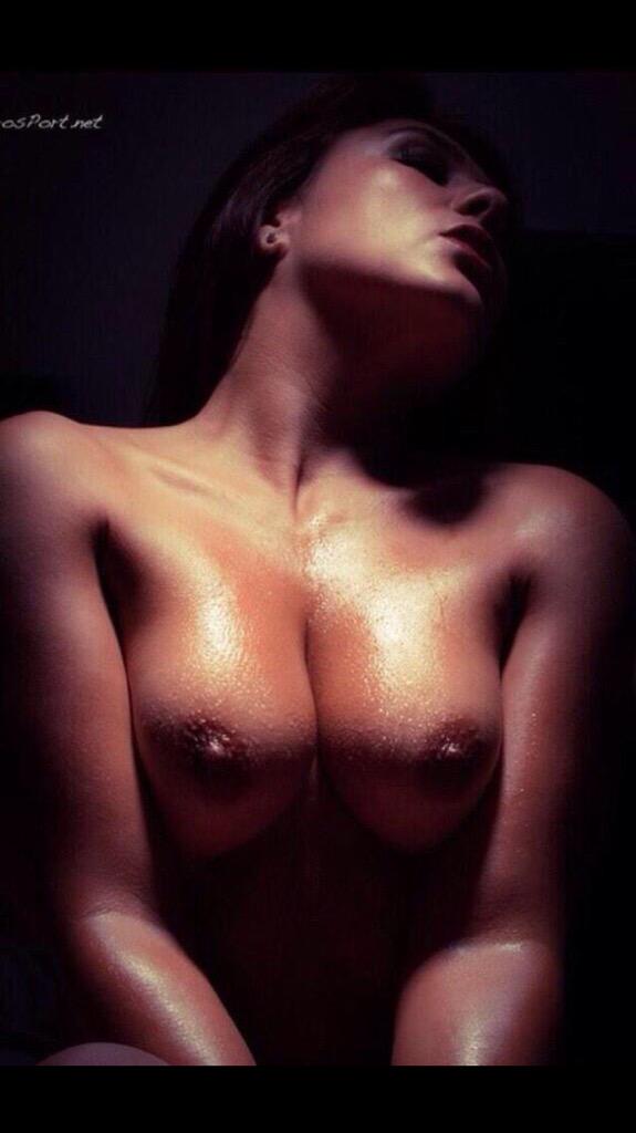 [Image: Siobhan-Jones-topless-naked-nude_3.jpg]