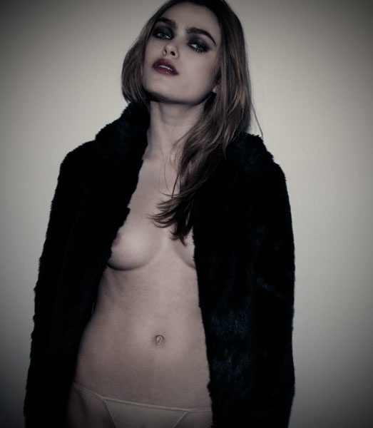 [Image: Sophie-Vlaming-topless-naked-nude_3.jpeg]