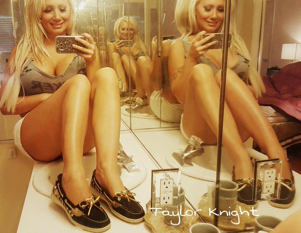 [Image: Taylor-Knight-topless-naked-nude_9.jpg]