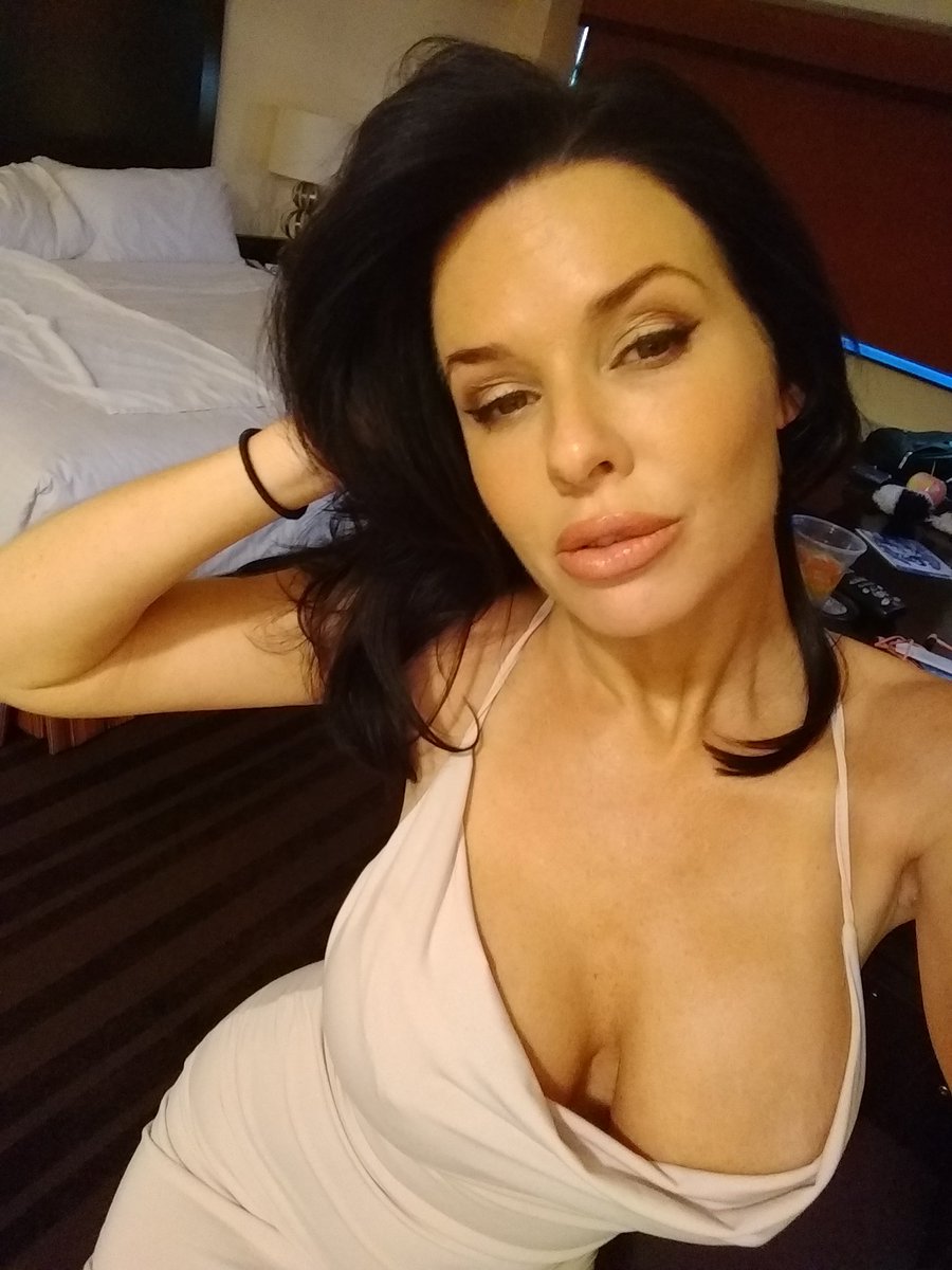 [Image: VeronicaAvluvXX_2.jpg]