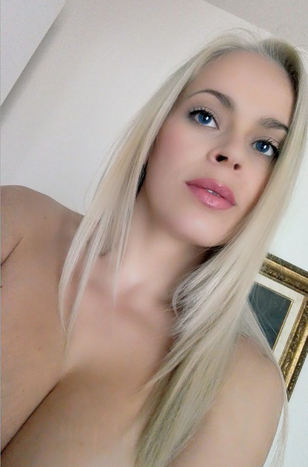 [Image: Vittoria-Dolce-topless-naked-nude_2.jpg]