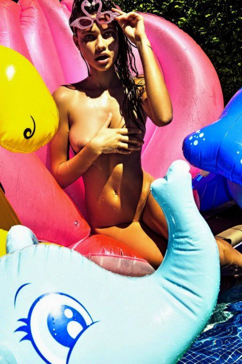 [Image: Yara-Khmidan-topless-naked-nude_30.jpg]